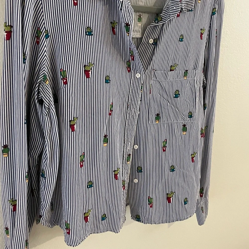 Cute button down 😍 - Picture 2 of 5